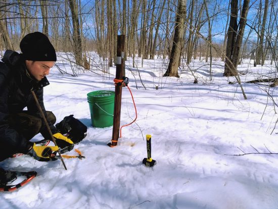 Lucas posant des pièges à poils