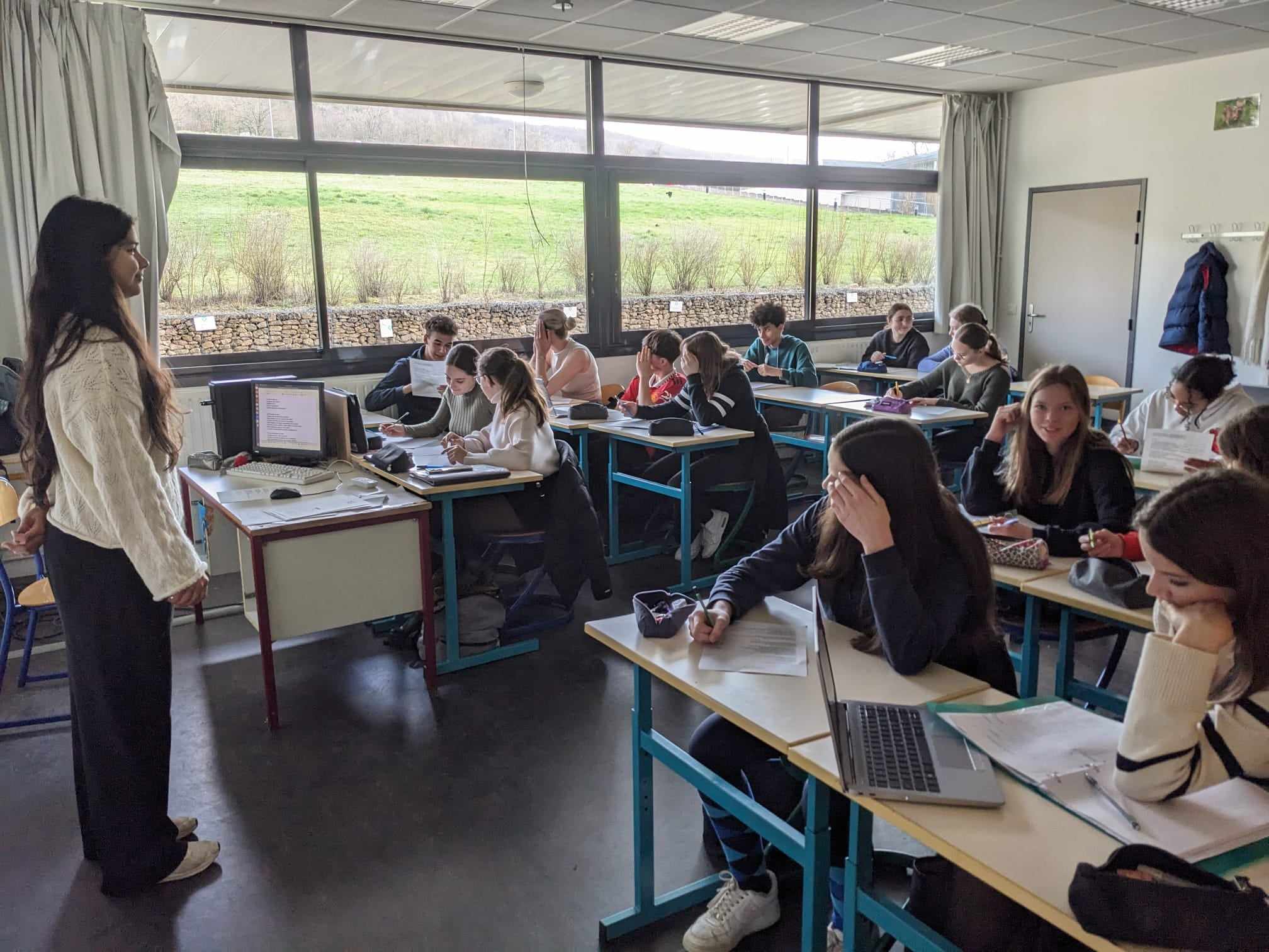 Une jeune colombienne en cours d’espagnol